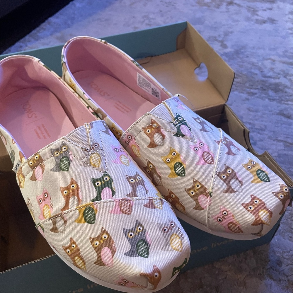 Toms Women's Multicolor Owl Print Slippers